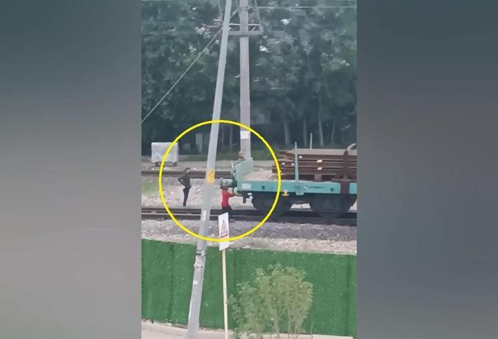 Çocukların Tren Vagonundaki Tehlikeli Oyunu