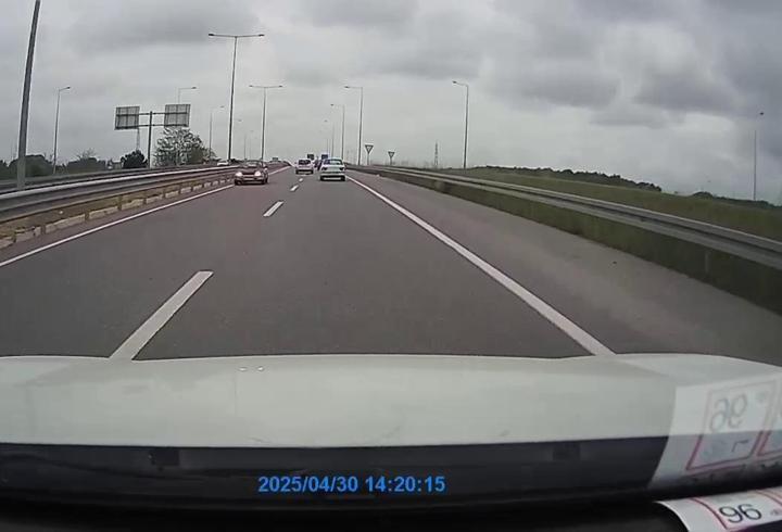 Bölünmüş yolda otomobiliyle ters yönde ilerledi; o anlar kamerada