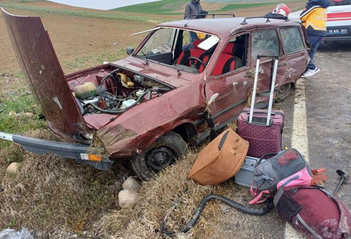 Takla atan otomobildeki 6 kişi yaralandı