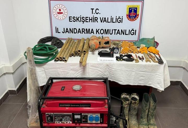 Kaçak kazı yapan 3 şüpheliye, suçüstü
