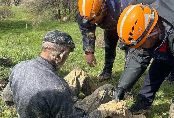 İneğiyle birlikte çamura saplanan çiftçiyi AFAD kurtardı 
