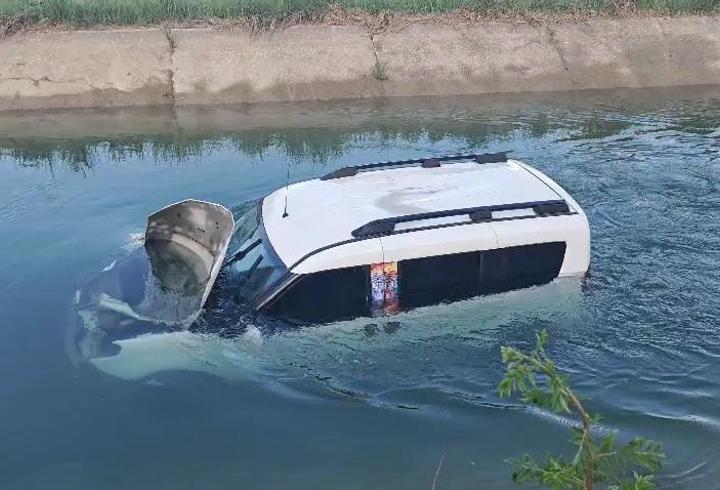 Hafif ticari araçla suluma kanalına uçtu, yardımları reddetti