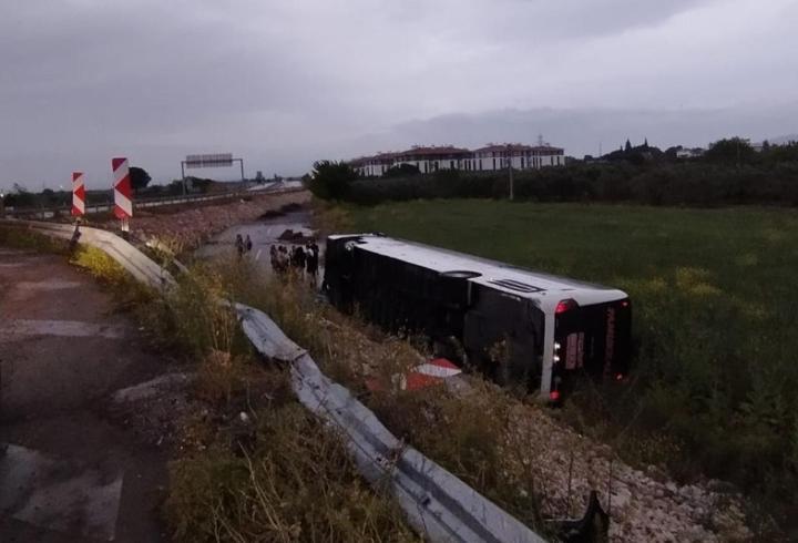 SON DAKİKA... Manisa'da yolcu otobüsü devrildi: 16 yaralı