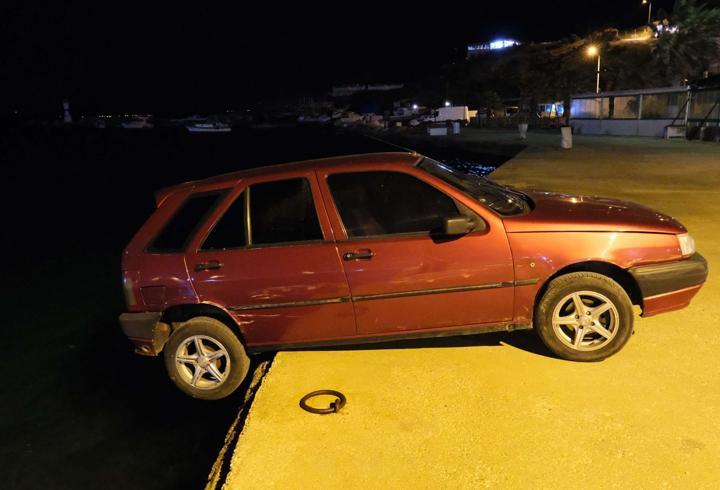 Otomobiliyle denize düşmekten son anda kurtarıldı