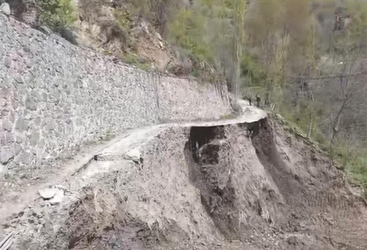 Artvin’de yol çalışmasında heyelan kamerada