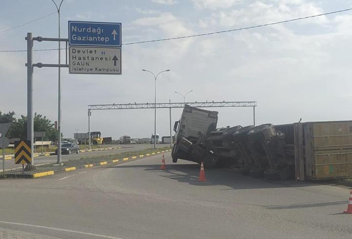 Gaziantep'te konteyner yüklü TIR'ın dorsesi devrildi
