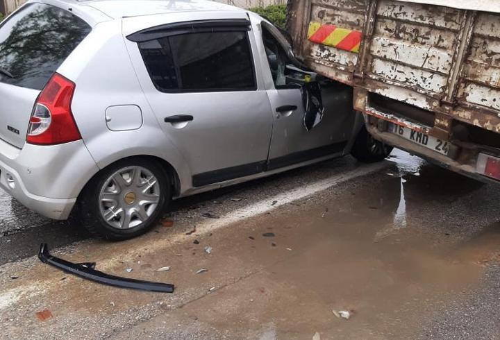 Otomobil, park halindeki kamyona çarptı; sürücü yaralı