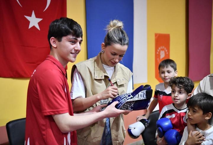 Milli boksör Hatice Akbaş, genç sporcular ile buluştu