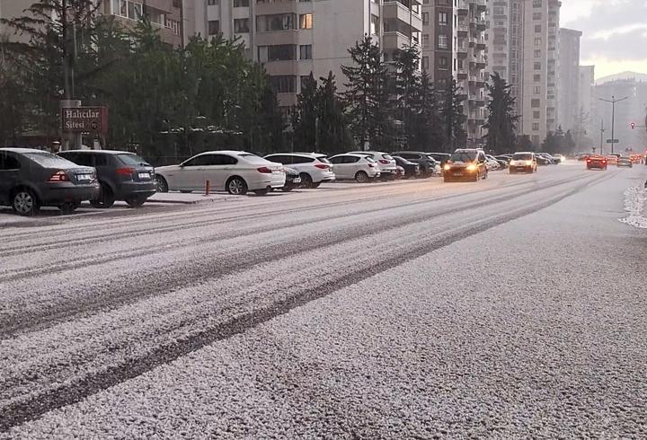 Kayseri'de dolu ve sağanak etkili oldu