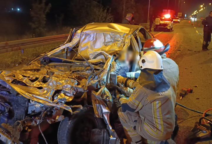 Bursa'da Kaza: Otomobil Kamyonun Altına Girdi