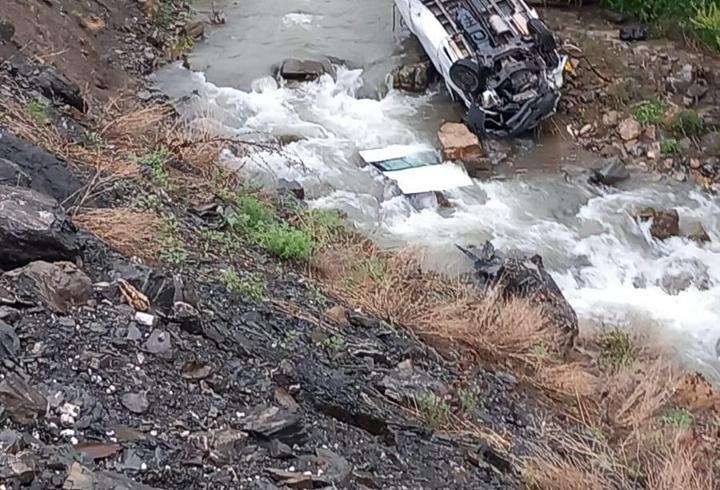 Hakkari'de minibüs dereye devrildi; 2 ölü, 3 yaralı