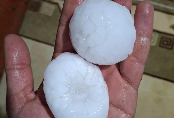 Diyarbakır'da ceviz büyüklüğünde dolu