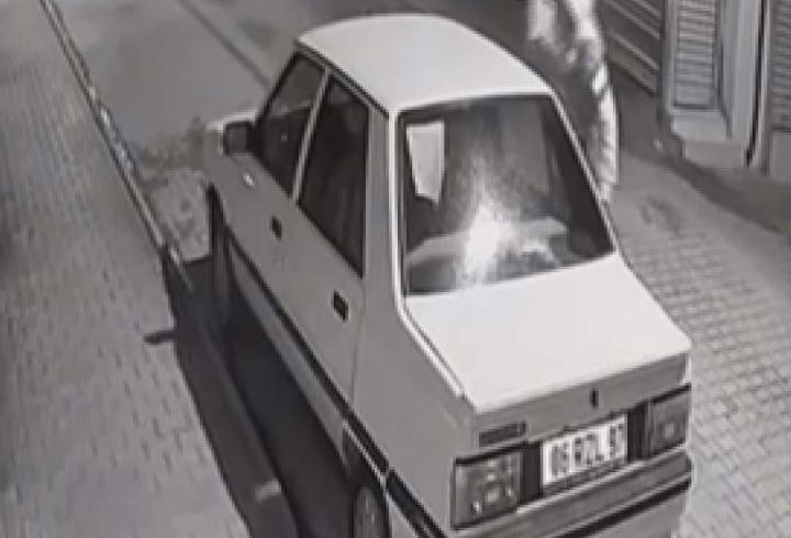 4 otomobili yaktı; o anlar kamerada