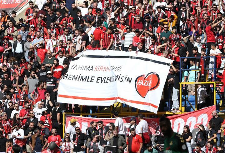 Gençlerbirliği tribününde sürpriz evlilik teklifi