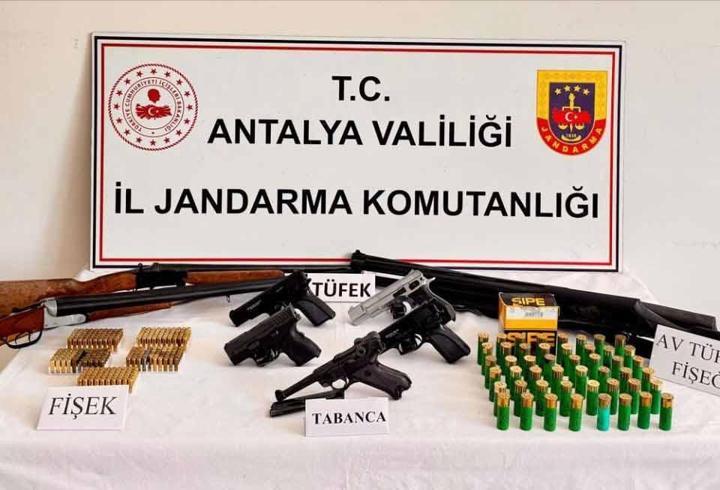 Serik'te ruhsatsız silah operasyonu
