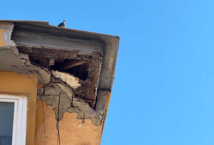 İstanbul'da endişe veren görüntü: Binanın çatısındaki beton parçalar düştü