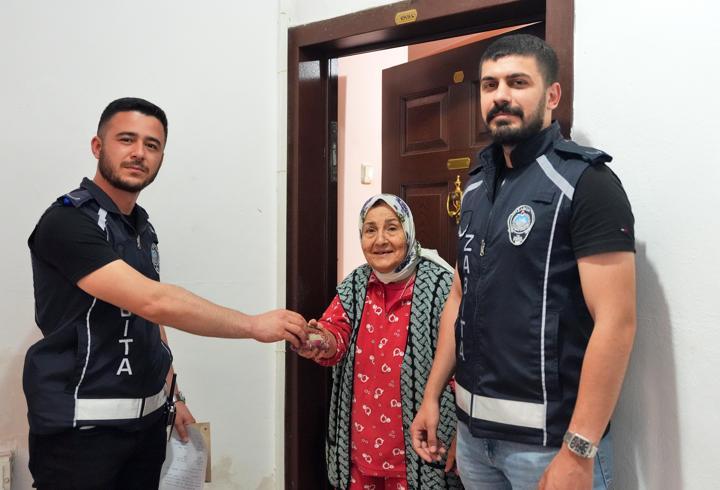 Kaybettiği cüzdanını zabıta teslim etti