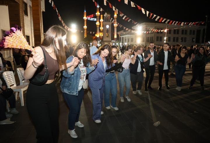 Yunusemre'de Balkan Gecesi Coşkusu