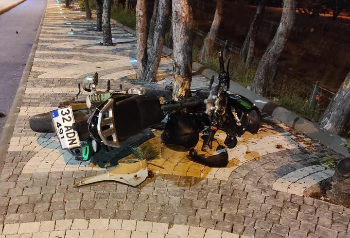Motosiklet ağaca çarptı: 1 yaralı