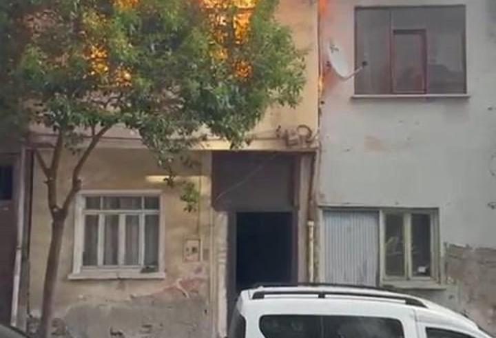 Darıca'da 3 ev yandı, 2 itfaiye eri yaralandı