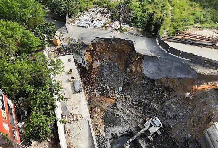 İstanbul'da inşaat çalışması sırasında yol çöktü