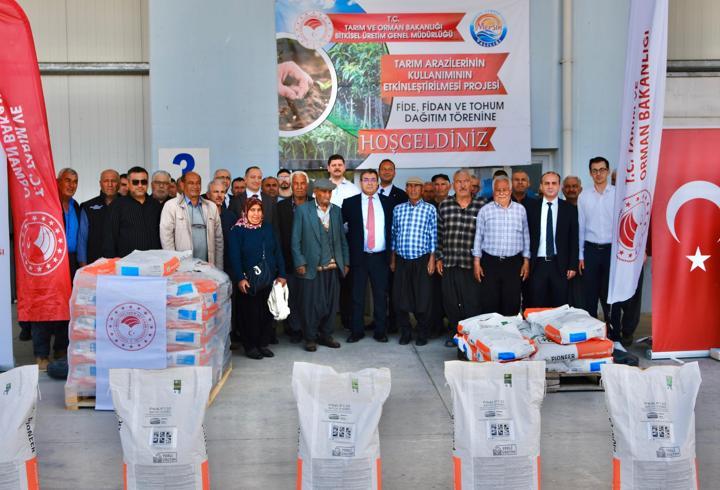 Mersin'de çiftçilere ayçiçeği tohumu dağıtıldı