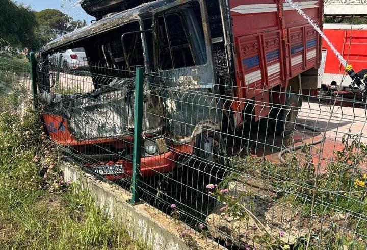 Antalya'da Park halindeki kamyonet yandı