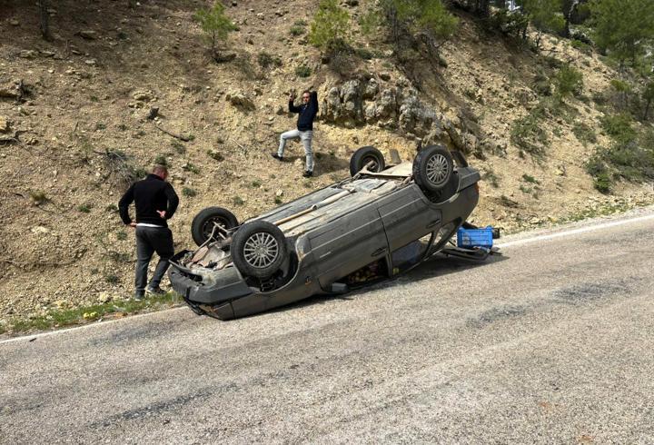 Virajı alamayan otomobil ters döndü