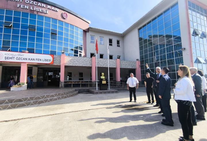 Çatısı yanan okulda eğitime 2 gün ara verildi