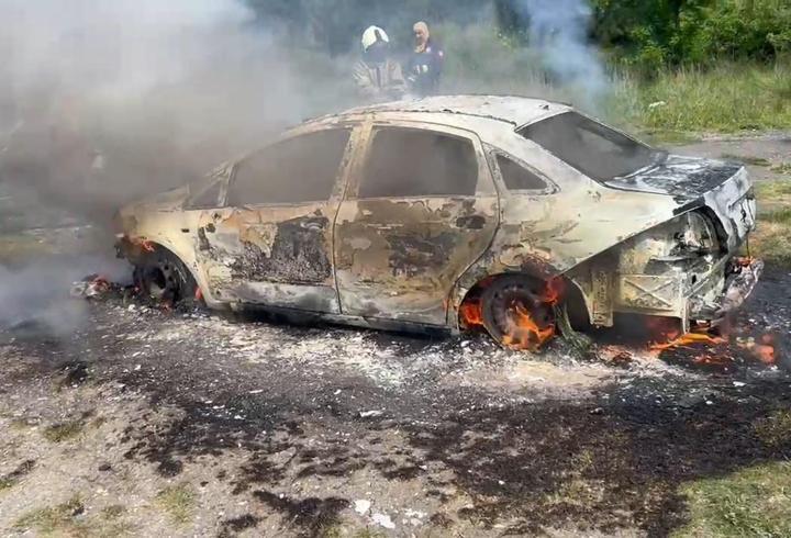Büyükçekmece’de park halindeki otomobil yandı