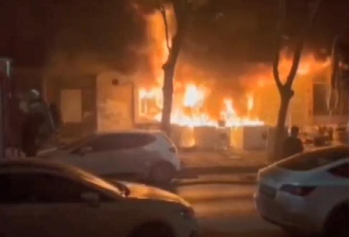 Küçükçekmece'de Beyaz Eşya Deposu Alev Alev Yandı