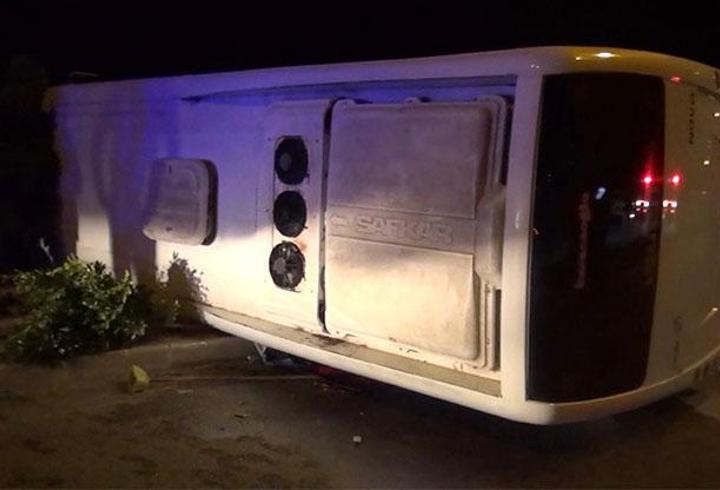Antalya'da midibüs devrildi: Yaralılar var