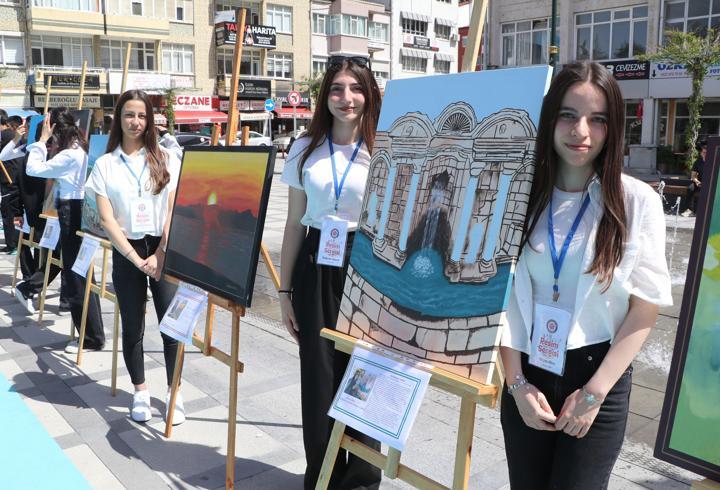 Liselilerden resim sergisi