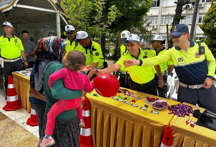 Erdemli'de polis standı ilgi gördü