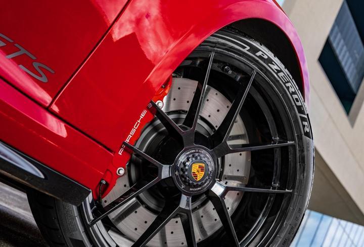 İlk hibrit motorlu Porsche'nin ekipmanı oldu
