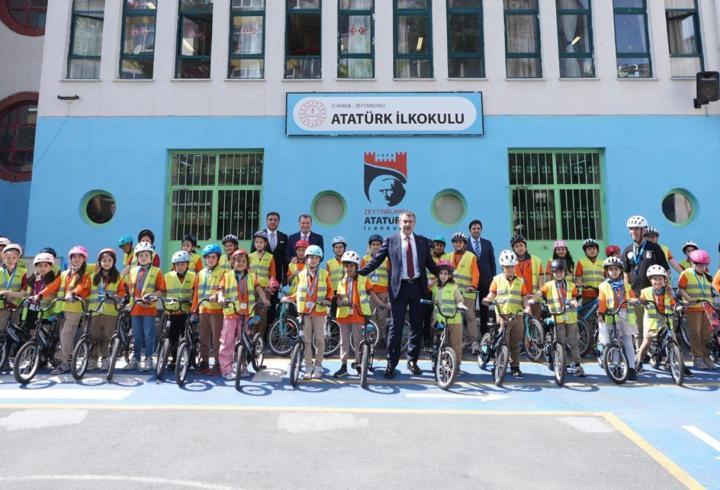 Bakan Tekin, öğrencilerle bir araya geldi