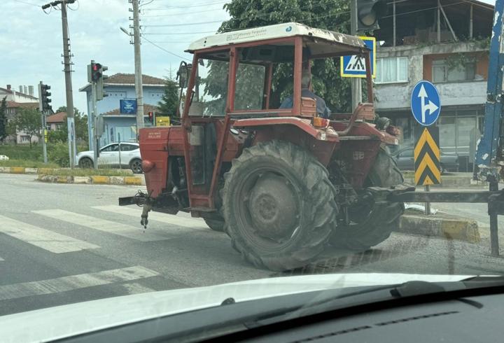 D-100 Karayolunda3 tekerlekli traktör dikkat çekti