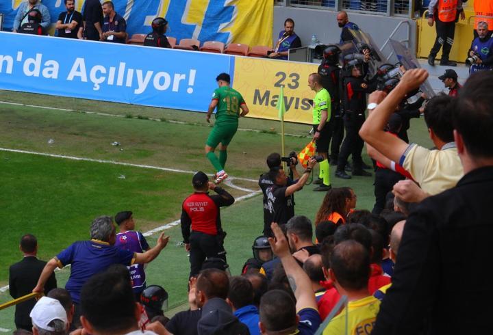 MKE Ankaragücü - Amed Sportif Faaliyetler maçı olaylarla başladı