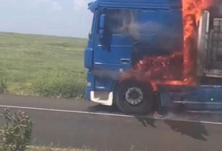 Diyarbakır’da briket yüklü TIR yandı