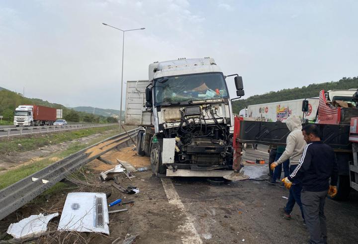 Otoyolda bariyerlere çarpan buğday yüklü TIR devrildi