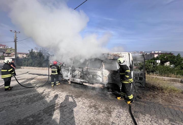 Hatay'da Hurda Minibüs Alevlere Teslim Oldu