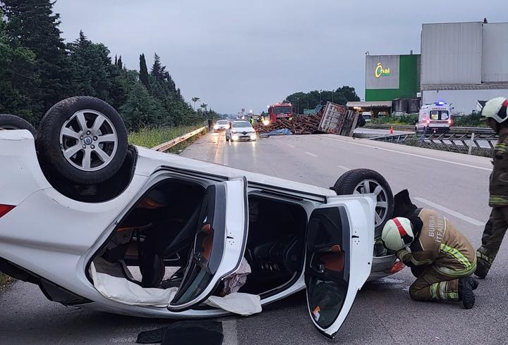 Kamyondan Dökülen Tomruklar Otomobile Çarptı