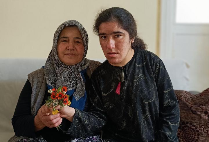 Ömrünü zihinsel engelli kızına adadı
