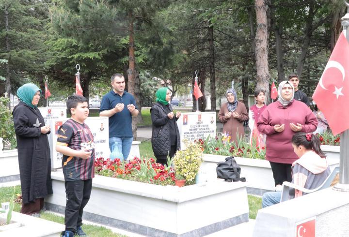 Kartal Şehitliği'nde buruk Anneler Günü