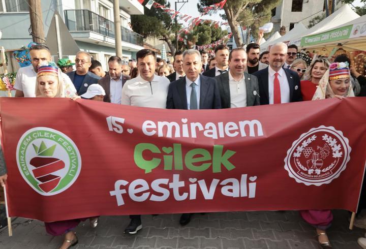 Menemen'de 'çilek kokulu' festival başladı