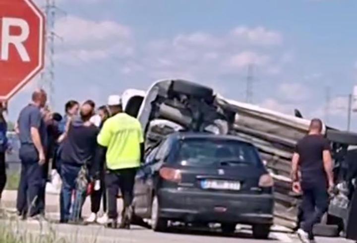 Otomobiller kavşakta çarpıştı; 5 yaralı