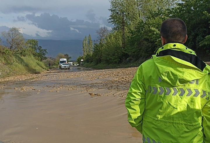Kastamonu-Tosya yolu sel nedeniyle trafiğe kapandı