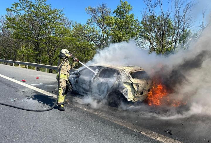 İstanbul - Büyükçekmece’de seyir halindeki otomobilde yangın çıktı