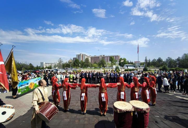 TÜ'de bahar şenlikleri renkli görüntülerle başladı