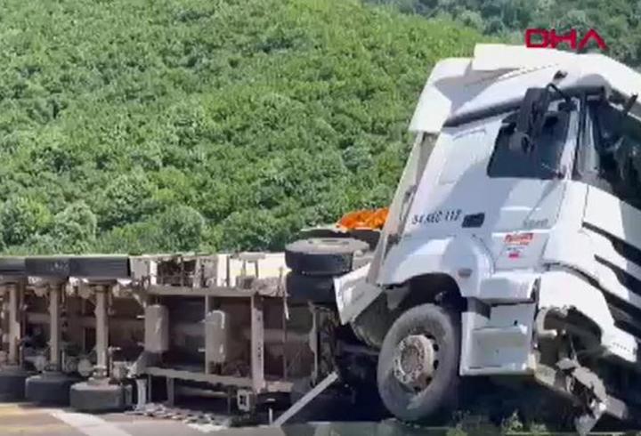 Yem yüklü TIR devrildi, kara yolu 2 saat ulaşıma kapandı